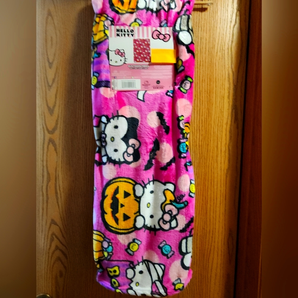 NWT TIKTOK VIRAL HALLOWEEN/ HELLO KITTY -MONSTER MEOWS THROW🦇🎃🦇🎃🐈‍⬛️